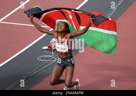 06 AOÛT 2021 - Tokyo, Japon: Faith KIPYEGON du Kenya célèbre la victoire de la Médaille d'or dans la finale des femmes athlétiques 1500m aux Jeux Olympiques de Tokyo 2020 Banque D'Images
