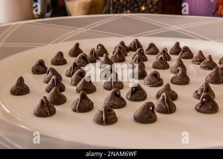 Les croustilles au chocolat de la marque Kirkland de Costco se répartissent sur une assiette Banque D'Images