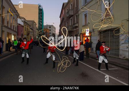 02-4-2023 - Italie, Sardaigne, Sassari, Carnaval de Macomer 'Carrasegare in Macomer', défilé de masques sardes traditionnels, groupe de 'Mamuttones et ISS Banque D'Images