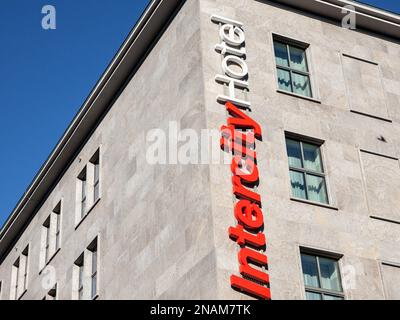 Photo d'un panneau avec le logo de l'hôtel Intercity sur leur hôtel principal pour Dortmund, Allemagne. Fait partie de deutsche Hospitality, InterCityHotel GmbH est un Banque D'Images