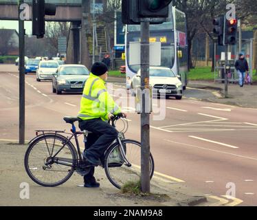 cycliste aux feux de signalisation qui attendent de traverser la route Banque D'Images