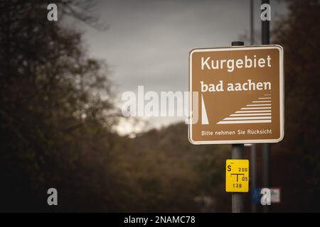 Photo d'un panneau indiquant l'entrée du spa aachen, également appelé Bad aachen, en Allemagne. Banque D'Images