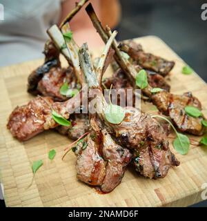 Côtelettes d'agneau avec Microgreens sur une carte de service en bois Banque D'Images