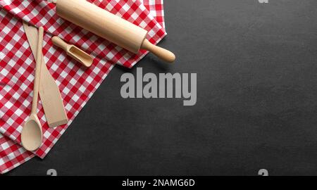 Nappe à carreaux sur fond noir. Banque D'Images