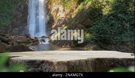 table en bois podium à l'extérieur cascade vert luxuriante forêt tropicale nature background.organic produit naturel sain présent placement socle co Banque D'Images