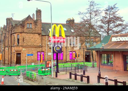 Restaurant McDonald's sur place · Drive-through 1200 Maryhill Rd, Maryhill, Glasgow G20 9BA Banque D'Images