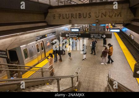 Train arrivant à la station de métro 86th rues de Manhattan New York Banque D'Images