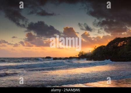 Magnifique coucher de soleil coloré sur une plage tropicale paradisiaque. Île des Caraïbes. Banque D'Images
