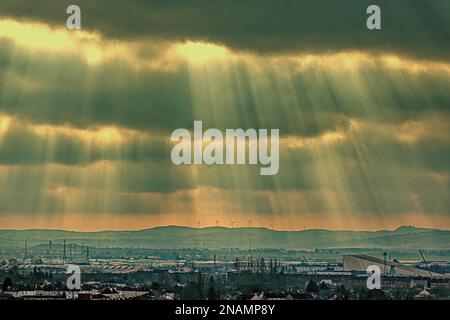 Glasgow, Écosse, Royaume-Uni 13th février 2023. Météo au Royaume-Uni: Ciel nuageux jour vu le soleil poke à travers les nuages pour produire des rideaux de rayons de Dieu, des rayons de soleil ou des rayons crépusculaires au-dessus du centre commercial sur la rivière Clyde de Braehead. Crédit Gerard Ferry/Alay Live News Banque D'Images