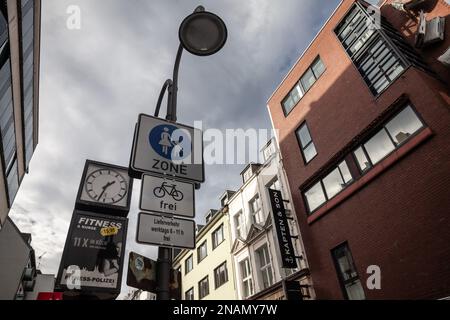 Photo d'un panneau indiquant une zone piétonne où les vélos sont autorisés dans le centre-ville de Cologne, en Allemagne. Banque D'Images