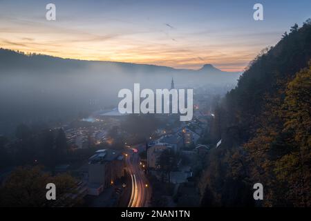 Une vue aérienne de Bad Schandau dans le parc national de la Suisse saxonne au coucher du soleil brumeux Banque D'Images