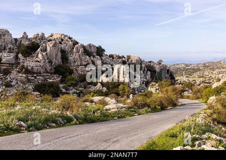 Route dans le parc naturel de Torcal de Antequera. Province de Malaga, Andalousie, Espagne. Banque D'Images