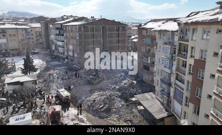 (230213) -- MALATYA, le 13 février 2023 (Xinhua) -- des membres de l'équipe de sauvetage du ciel bleu, une équipe chinoise de secours civils, travaillent avec des partenaires locaux au cours d'une tâche de sauvetage dans une zone frappée par le séisme dans la province de Malatya, T¨¹rkiye, le 13 février 2023. (Blue Sky Rescue Team/Handout via Xinhua) Credit: Xinhua/Alay Live News Banque D'Images