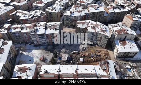 (230213) -- MALATYA, le 13 février 2023 (Xinhua) -- des membres de l'équipe de sauvetage du ciel bleu, une équipe chinoise de secours civils, travaillent avec des partenaires locaux au cours d'une tâche de sauvetage dans une zone frappée par le séisme dans la province de Malatya, T¨¹rkiye, le 13 février 2023. (Blue Sky Rescue Team/Handout via Xinhua) Credit: Xinhua/Alay Live News Banque D'Images