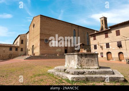 Église de Sant'Agostino (Saint Augustin) de style roman et gothique (1298) et un ancien puits d'eau. San Gimignano, Sienne, Toscane, Italie, Europe. Banque D'Images