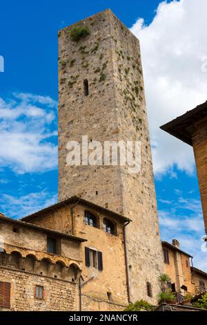 Torre dei Becci (tour Becci), dans la ville médiévale de San Gimignano, site classé au patrimoine mondial de l'UNESCO, province de Sienne, Toscane, Italie, Europe. Banque D'Images