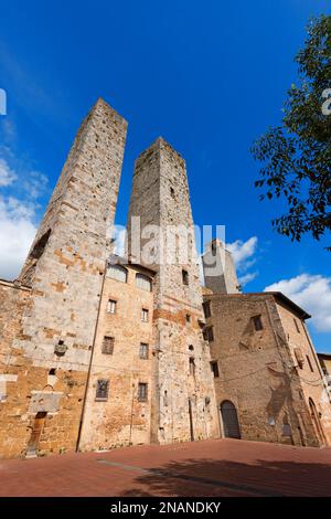 Tours et maisons de Piazza delle Erbe, ville médiévale de San Gimignano, site classé au patrimoine mondial de l'UNESCO, province de Sienne, Toscane, Italie. Banque D'Images