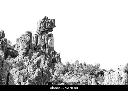 Une formation rocheuse, ressemblant à une personne assise sur une chaise, sur le sentier de randonnée Vensterklippe à Dwarsrivier, dans l'ouest du cap Cederberg. Monochrome Banque D'Images