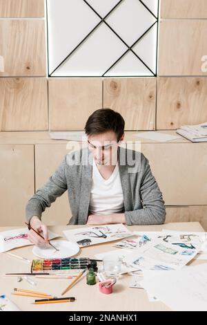 Le concepteur de mode dessine des esquisses Banque D'Images