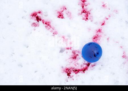 Le concept de symbolisme. globe terrestre en cristal sur neige avec taches de sang, mise au point sélective Banque D'Images