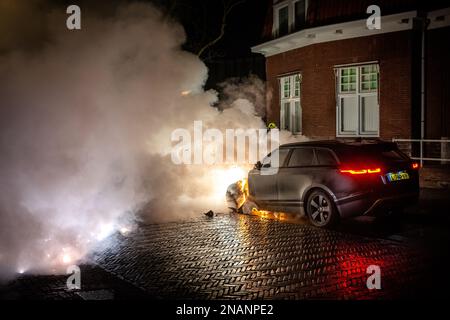 NIMÈGUE, PAYS-BAS - FÉVRIER 13 : incendie de voiture à Nimègue à Sloetstraat. Les pompiers ont été appelés à 01 h 01am pour une brûlure de voiture, à l'arrivée, tout l'avant de la voiture brûlait. Les pompiers ont utilisé de l'eau et un extincteur pour arrêter l'incendie. La voiture qui brûlait était un Range Rover, une voiture hybride avec des batteries dans le coffre. Les pompiers ont déconnecté les batteries dans le coffre pour éviter une combustion spontanée possible. La police ne peut exclure l'incendie criminel comme possibilité d'incendie. 13 février 2023 à Nimègue, pays-Bas (photo de John Beckmann/Orange Pictures) Banque D'Images