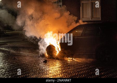 NIMÈGUE, PAYS-BAS - FÉVRIER 13 : incendie de voiture à Nimègue à Sloetstraat. Les pompiers ont été appelés à 01 h 01am pour une brûlure de voiture, à l'arrivée, tout l'avant de la voiture brûlait. Les pompiers ont utilisé de l'eau et un extincteur pour arrêter l'incendie. La voiture qui brûlait était un Range Rover, une voiture hybride avec des batteries dans le coffre. Les pompiers ont déconnecté les batteries dans le coffre pour éviter une combustion spontanée possible. La police ne peut exclure l'incendie criminel comme possibilité d'incendie. 13 février 2023 à Nimègue, pays-Bas (photo de John Beckmann/Orange Pictures) Banque D'Images