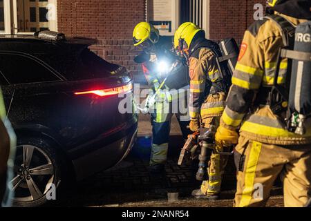 NIMÈGUE, PAYS-BAS - FÉVRIER 13 : incendie de voiture à Nimègue à Sloetstraat. Les pompiers ont été appelés à 01 h 01am pour une brûlure de voiture, à l'arrivée, tout l'avant de la voiture brûlait. Les pompiers ont utilisé de l'eau et un extincteur pour arrêter l'incendie. La voiture qui brûlait était un Range Rover, une voiture hybride avec des batteries dans le coffre. Les pompiers ont déconnecté les batteries dans le coffre pour éviter une combustion spontanée possible. La police ne peut exclure l'incendie criminel comme possibilité d'incendie. 13 février 2023 à Nimègue, pays-Bas (photo de John Beckmann/Orange Pictures) Banque D'Images