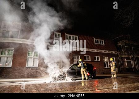 NIMÈGUE, PAYS-BAS - FÉVRIER 13 : incendie de voiture à Nimègue à Sloetstraat. Les pompiers ont été appelés à 01 h 01am pour une brûlure de voiture, à l'arrivée, tout l'avant de la voiture brûlait. Les pompiers ont utilisé de l'eau et un extincteur pour arrêter l'incendie. La voiture qui brûlait était un Range Rover, une voiture hybride avec des batteries dans le coffre. Les pompiers ont déconnecté les batteries dans le coffre pour éviter une combustion spontanée possible. La police ne peut exclure l'incendie criminel comme possibilité d'incendie. 13 février 2023 à Nimègue, pays-Bas (photo de John Beckmann/Orange Pictures) Banque D'Images