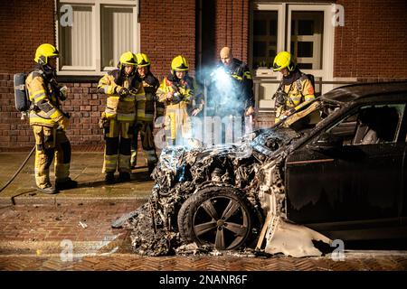 NIMÈGUE, PAYS-BAS - FÉVRIER 13 : incendie de voiture à Nimègue à Sloetstraat. Les pompiers ont été appelés à 01 h 01am pour une brûlure de voiture, à l'arrivée, tout l'avant de la voiture brûlait. Les pompiers ont utilisé de l'eau et un extincteur pour arrêter l'incendie. La voiture qui brûlait était un Range Rover, une voiture hybride avec des batteries dans le coffre. Les pompiers ont déconnecté les batteries dans le coffre pour éviter une combustion spontanée possible. La police ne peut exclure l'incendie criminel comme possibilité d'incendie. 13 février 2023 à Nimègue, pays-Bas (photo de John Beckmann/Orange Pictures) Banque D'Images