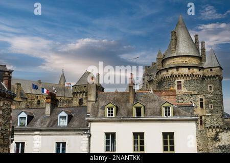 Vue partielle sur le château de la ville française de Vitre par une journée ensoleillée avec des nuages légers. Banque D'Images