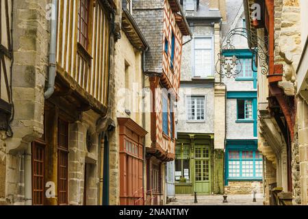 Rue médiévale avec des maisons à colombages typiques dans la ville française de Vitre. Banque D'Images