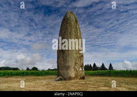 menhir préhistorique de champ-Dolent dans la ville française de Dol-de-Bretagne, sans personnes et avec ciel bleu et nuages clairs. Banque D'Images