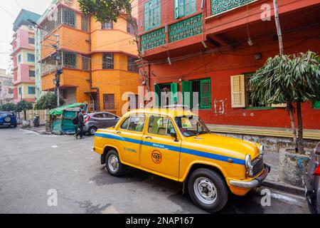 Propre, bon état typique jaune vintage Ambassador pas de refus taxi garés dans la rue à Fariapukur, Shyam Bazar, Kolkata, Bengale-Occidental, Inde Banque D'Images