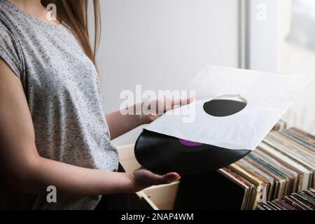 Choix de disques en vinyle rétro dans la boutique de musique Banque D'Images