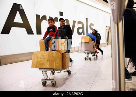 Londres, Royaume-Uni. 13th févr. 2023. L'aéroport de Heathrow a enregistré son record de janvier depuis le début de la pandémie, avec 5,4 millions de passagers qui y ont voyagé le mois dernier. De nombreux voyagistes s'attendent à un demi-mandat très chargé car les départs ont augmenté de 43 % lors de la pause de février de l'année dernière. Il a ajouté ceci a montré la poursuite de la récupération de l'industrie du voyage aérien, qui a été enracinée pendant la hauteur de la pandémie crédit: Mark Thomas/Alay Live News Banque D'Images