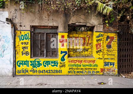 Avant élicté d'un magasin de bord de route peint avec des annonces dans Fariapukur, Shyam Bazar, une banlieue de Kolkata, Bengale-Occidental, Inde Banque D'Images