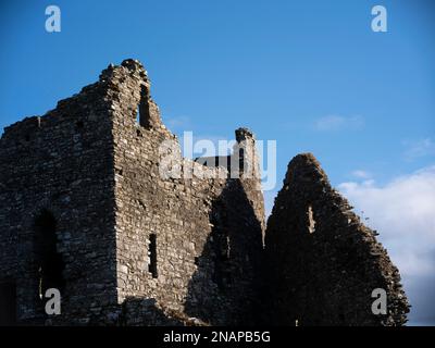 Vue générale de l'intérieur du château de Llansteffan à Carmarthenshire, par une journée ensoleillée en été. Banque D'Images