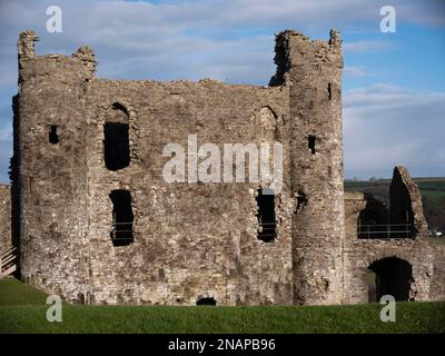 Vue générale de l'intérieur du château de Llansteffan à Carmarthenshire, par une journée ensoleillée en été. Banque D'Images