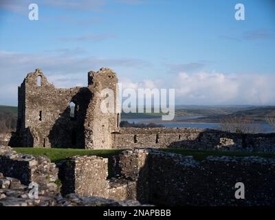 Vue générale de l'intérieur du château de Llansteffan à Carmarthenshire, par une journée ensoleillée en été. Banque D'Images