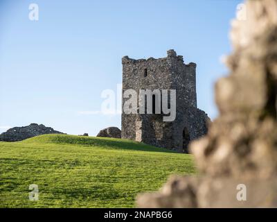 Vue générale de l'intérieur du château de Llansteffan à Carmarthenshire, par une journée ensoleillée en été. Banque D'Images