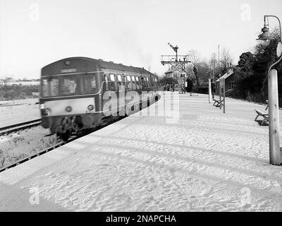 DMU en direction de Darlington à la gare du château de Barnard, comté de Durham, en Angleterre, vers 1964 Banque D'Images