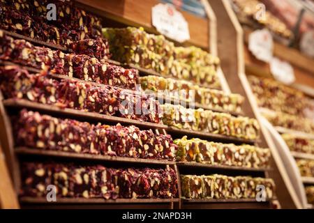 Photo de piles de délices turcs à vendre à Istanbul. Le délice turc ou lokum est une famille de confiseries à base de gel d'amidon et de sucre. Pré Banque D'Images