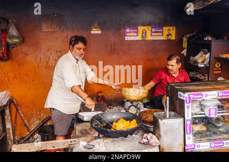 La nourriture de rue est préparée et cuite dans un magasin de bord de route à Fariapukur, Shyam Bazar, une banlieue de Kolkata, Bengale-Occidental, Inde Banque D'Images