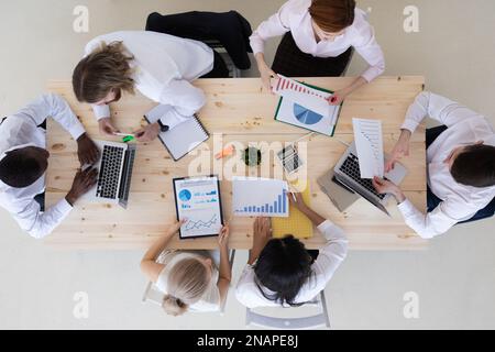 Équipe d'affaires diversifiée lors de la réunion, discussion de la stratégie marketing et travail sur les gadgets, vue du dessus Banque D'Images
