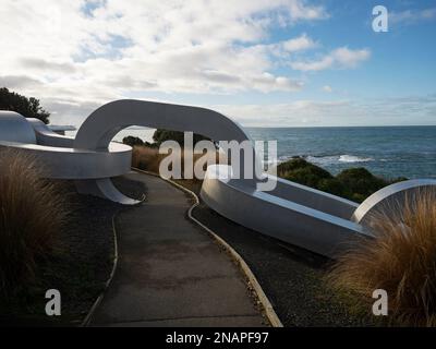 Passerelle piétonne à travers la sculpture géante de la chaîne d'ancrage en argent à Stirling point Bluff Invercargill Southland South Island Nouvelle-Zélande Banque D'Images