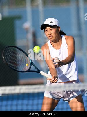 (230213) -- DOHA, le 13 février 2023 (Xinhua) -- Zhang Shuai de Chine participe à une session de formation avant l'Open 2023 du Qatar WTA500 à Doha, au Qatar, le 13 février 2023. (Photo par Nikku/Xinhua) Banque D'Images