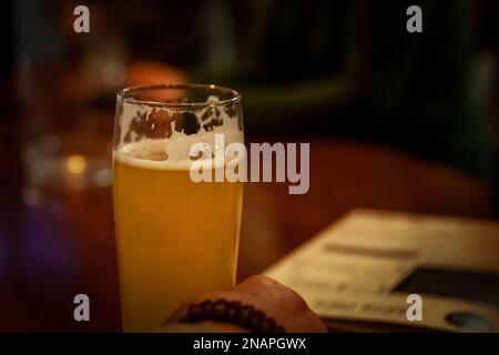 Photo d'une tasse de bière avec une pinte de bière de blé. La bière de blé est une bière, généralement fermentée en haut, qui est brassée avec une grande proportion de blé relativ Banque D'Images