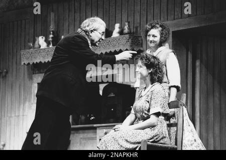 l-r: Alec McCowen (Jack), Catherine Byrne (Chris - avant), Anita Reeves (Maggie) en DANSE À LUGHNASA par Brian Friel au Lyttelton Theatre, National Theatre (NT), Londres SE1 15/10/1990 un Abbey Theatre Dublin conception de production: Joe Vanek éclairage: Trevor Dawson directeur: Patrick Mason Banque D'Images