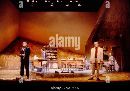 l-r: Alec McCowen (Jack), Brid Brennan (Agnes), Anita Reeves (Maggie), Gerard McSorley (Michael), Catherine Byrne (Chris) en DANSE À LUGHNASA par Brian Friel au Lyttelton Theatre, National Theatre (NT), Londres SE1 15/10/1990 an Abbey Theatre Dublin design de production: Vanek Joe Trevor: Patrick Mason Directeur de l'éclairage: Patrick Trevor Patrick Banque D'Images