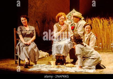 l-r: Rosaleen Linehan (Kate), Anita Reeves (Maggie), Alec McCowen (Jack), (face à face) Brid ni Neachtain (Rose), Brid Brennan (Agnes) en DANSANT À LUGHNASA par Brian Friel au Lyttelton Theatre, National Theatre (NT), Londres SE1 15/10/1990 un théâtre de l'abbaye de Dawson : Joe Vanvor Mason, directeur de la production Banque D'Images